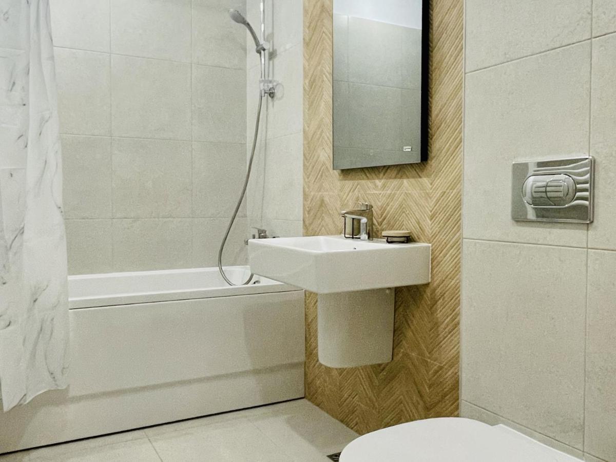 Apartamento Mountain Crib In Urban Plaza W. Parking & Netflix Braşov Exterior foto